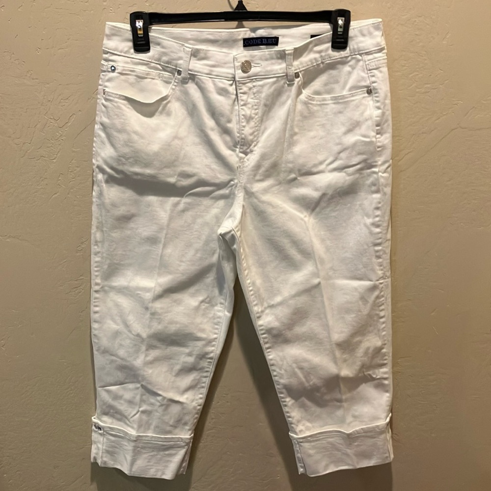 EUC Code Blue Size 16 Gwen White Stretch Cropped Waist 19” Inseam 22” Rise 12”